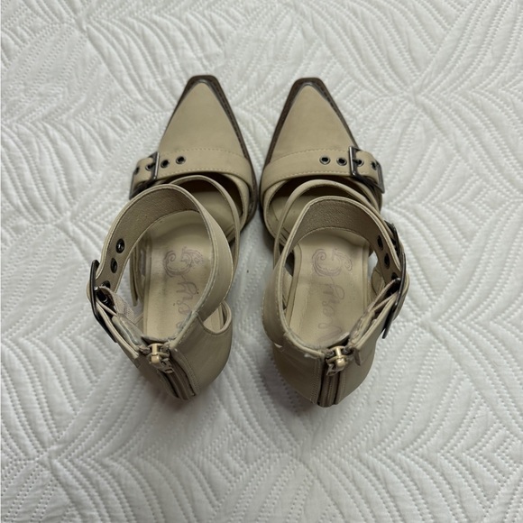 Very G Irina Women’s Tan Western Heel Ankle Boot. Size 7 - Picture 5 of 9